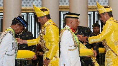 武装部队总司令丹斯里莫哈末阿都拉曼（右图）及全国警察总长丹斯里拉扎鲁丁（左图），双双荣膺登州SSMZ（拿督斯里）勋章。