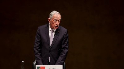 葡萄牙总统德索萨周四在里斯本贝伦文化中心，出席庆祝“康乃馨革命50周年”的纪念会议，并发表讲话。（图取自法新社）