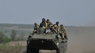 乌克兰军人上周六在村涅茨克地区查西夫亚尔附近的战场上，乘坐装甲运兵车 。（图取自法新社）