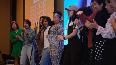 筹委会出席王丽丽（左5）率领槟州行动党妇女组一班女将上台进行歌唱表演，带动现场气氛。