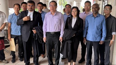 林冠英（前排左2）在代表律师及支持者陪同下，前往槟城高庭聆听诽谤案首次审讯。
