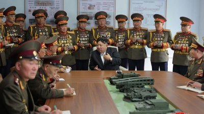 朝鲜官媒上周五发布的照片显示，最高领导人金正恩前一天访问平壤金日成军事综合大学，纪念朝鲜建军92周年。（图取自朝中社/法新社）