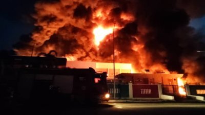 加埔油漆厂今早失火　39消拯人员展开灭火工作