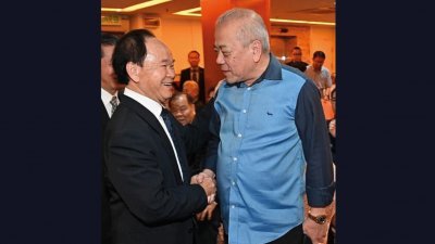 吴添泉（右）与大马董总主席陈大锦在沙巴独中董总午宴上相见欢。