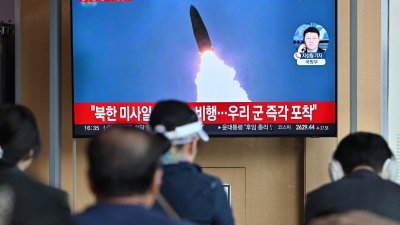 韩国首尔车站的电视荧幕，播放朝鲜试射导弹的新闻。（图取自法新社）