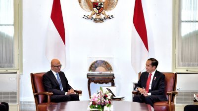 印尼总统佐科（右）周二在雅加达总统府，接见到访的美国微软首席执行员纳德拉。（图取自印尼总统府/法新社）