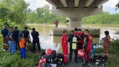 消拯局派出蛙人及救生艇，在失踪者坠河地点一带展开搜救工作。