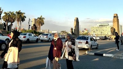 埃及经济崩盘，社会治安恶化  性暴力事件迅速攀升。图为位于开罗市中心解放大桥前的民众。（图取自中央社）