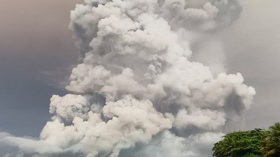 印尼北苏拉威西省偏远的鲁昂火山，周二早上再次喷出大量火山灰。（图取自法新社）