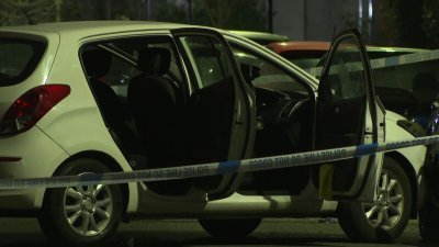 受到袭击的母亲和孩子所乘坐的汽车，停在伦敦南部克拉珀姆的莱萨大道，警方封锁了现场展开调查。（图取自网络）