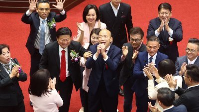 周四当选台湾立法院长的韩国瑜（中），向一众立委拱手致意。（图取自中央社）