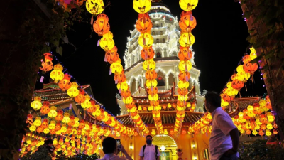极乐寺在2月4日亮灯，但在2月9日才正式开放让民众入内。