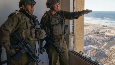以色列军方2月1日发布照片，显示南方司令部司令芬克尔曼少将（右）和第162师司令科恩中校在加沙地带北部的行动中观察战况。（图取自以色列陆军/法新社）