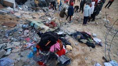 以色列和哈马斯之间的战斗仍在持续，以军上周六（3日）轰炸加沙地带南部的拉法，从房屋废墟中打捞出来的个人物品堆积如山。（图取自法新社）