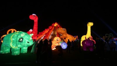 配合生肖龙年，佛光山新马寺特别制作了7头卡通恐龙灯饰，让灯会展现不一样的风貌。