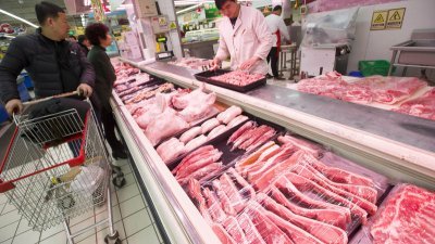 中国山西省太原市一家超市堆满的鲜猪肉。（图取自中新社档案照）
