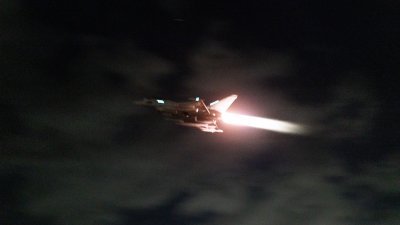 英国国防部当地时间周六（3日）发布的照片显示，英国皇家空军的一架台风战机起飞，对也门的“青年运动”目标进行进一步打击。（图取自英国国防部/法新社）