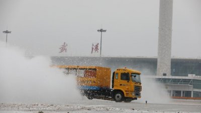 武汉天河机场于周六凌晨，安排对机场跑道及滑行道进行除冰作业，并有推雪车对停机坪区域进行除冰扫雪作业。（图取自《长江日报》微博）