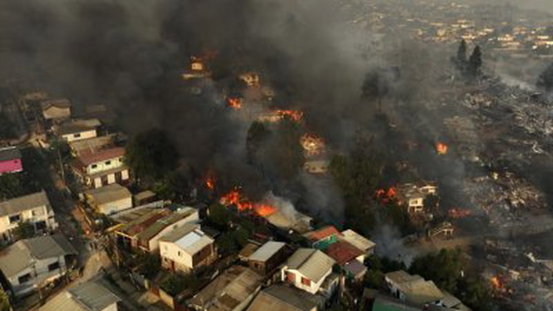 智利比尼亚德尔马森林大火延烧民宅，居民被迫疏散。（图取自法新社）