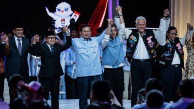 印尼总统候选人阿尼斯（左）、普拉博沃（左三）和甘贾尔（右二）于周日在在雅加达会议中心举行最后一场辩论。（图取自法新社）