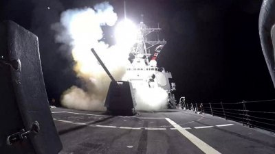 美国自2月2日起连续3天向也门的“青年运动”目标进行打击。图为2月3日，美国一艘驱逐舰向“青年运动”目标发射了一枚战斧巡航导弹。（图取自美国中央司令部/法新社）