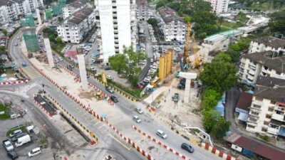 耗资8亿5104令吉的“两岸三通，一个槟城”第二配套工程的亚依淡新市镇至敦林大道工程，截至1月初的进度为42%。