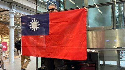 英国钢琴家卡瓦纳当地时间周一，在社交平台张贴手持“中华民国国旗”的照片。（图取自面子书/Dr K Boogie Woogie）