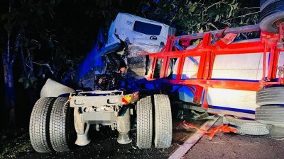 南北大道第319.5公里路段发生罗里碰撞事故。