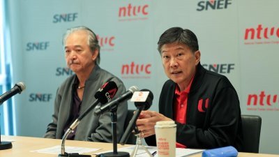 叶进国（左）和黄志明召开联合记者会，新加坡职工总会调查结果。