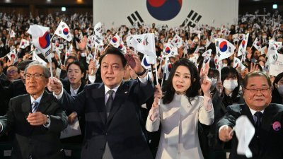 2023年3月1日，韩国总统尹锡悦（左2）和夫人金建希（右2）在首尔举行纪念反对日本殖民统治的三一独立运动日104周年的仪式上欢呼3声。（图取自法新社档案照）
