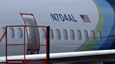 阿拉斯加航空发生舱门爆开脱落的737 Max 9客机，在俄勒冈州波特兰接受调查，舱门消失留下的缺口被塑料遮盖。（法新社档案照）
