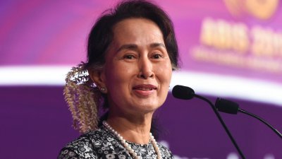 昂山淑姬在2021年政变被推翻前，是缅甸的国务资政。这是她于2018年在新加坡出席东盟峰会期间，参加商业论坛并发表讲话。（法新社档案照）