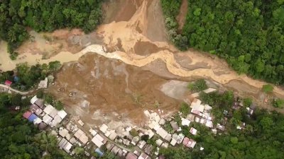 菲律宾棉兰老岛金达沃省一个山区发生山体滑坡，法新社周三拍摄的画面显示，泥浆覆盖大片地区，山下的村庄被摧毁。（图取自法新社）