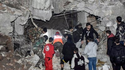 叙利亚中部城市霍姆斯周三遭到以色列轰炸，救援人员和安全部队在现场展开搜救。（图取自叙利亚阿拉伯通讯社/法新社）