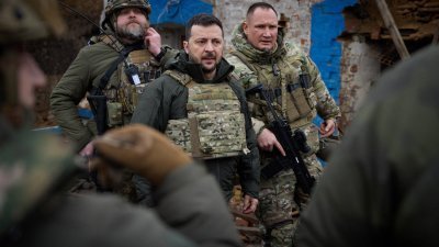 官方本月4日发布的照片显示，总统泽连斯基（中）造访扎波罗热地区期间与军人交谈。（图取自乌克兰总统新闻服务/法新社）
