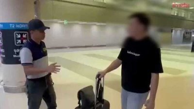疑潜逃至泰国的31岁华裔商人（右），在泰国廊曼机场被泰国警方逮捕。
