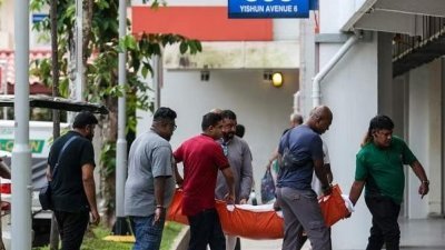 尤瓦拉贾在2023年7月21日被发现卧尸新加坡义顺6道第393座组屋地面层。 图为尤瓦拉贾的遗体被送回家中，举行葬礼。 （档案照）
