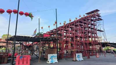 “甲辰年第33届北马九龙呈祥高空拜天公盛典”，今年动用逾200张红桌垒叠，高度料将增加至38尺。