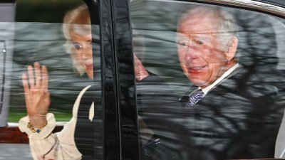 英国国王查尔斯三世和王后卡米拉当地时间周二乘车离开伦敦克拉伦斯宫，两人离开克拉伦斯宫时微笑著挥手。（图取自法新社）