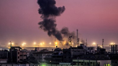 以色列与哈马斯之间持续交战，以军在周二轰炸加沙地带南部拉法，冒出滚滚浓烟。（图取自法新社）