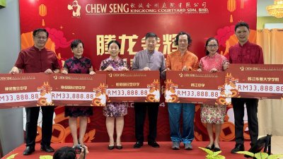 梅秋诚（左5）配合华人农历新年的到来，捐献逾16万令吉予槟州5所学校。