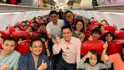 黄家和（前左3）带领柔州行动党议员到士乃国际机场，为177名在柔州服务的教师及家眷送行。