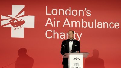 英国威廉王子当地时间周三晚出席伦敦空中救护车慈善筹款活动上，首次开腔谈父亲查尔斯三世病情，感谢大众对父亲和妻子凯特的支持。（图取自法新社）