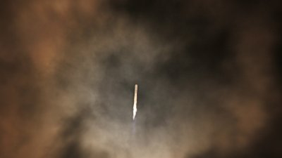 执行PACE任务的卫星搭乘美国太空探索技术公司SpaceX“猎鹰9”火箭于当地时间周四，从佛州卡纳维拉尔角太空军基地发射昇空。（图取自法新社）