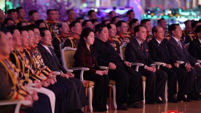 朝鲜最高领导人金正恩周四携女儿金主爱参加纪念第76个建军节的庆祝宴会，党政军高层干部悉数亮相。（图取自朝中社/法新社）