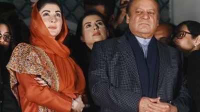 周五巴基斯坦全国大选后的第二天，巴基斯坦前总理兼巴基斯坦穆斯林联盟党魁谢里夫（右）与女儿玛丽亚姆·纳瓦兹在拉合尔的总部外向支持者宣称在大选中胜出。（图取自法新社）