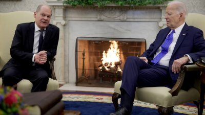 美国总统拜登（右）当地时间周五在白宫椭圆形办公室，接待来访的德国总理肖尔茨。（图取自法新社）