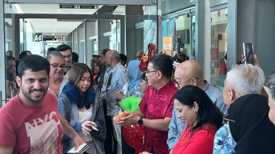 掌管槟州旅游事务行政议员黄汉伟表示，在这个大年初一为槟州的旅游业捎来佳音，喜迎迪拜航空 (flydubai) 直飞槟城的首航抵槟。