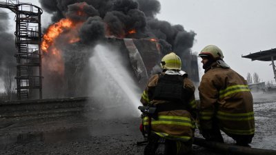 乌克兰哈尔科夫市加油站遇袭后爆炸起火，消防员努力扑灭大火。（图取自法新社）