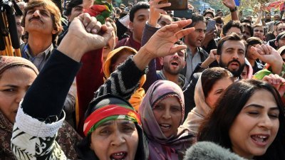 巴基斯坦正义运动党的支持者，周日在伊斯兰堡选举委员会办公室外举行抗议活动。（图取自法新社）